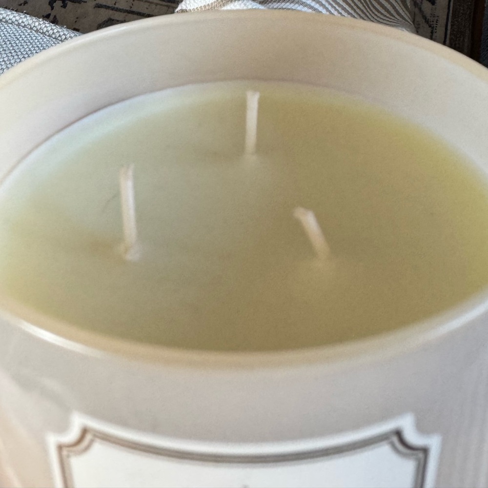 White Barn Mahogany Coconut Candle - Picture 6 of 8